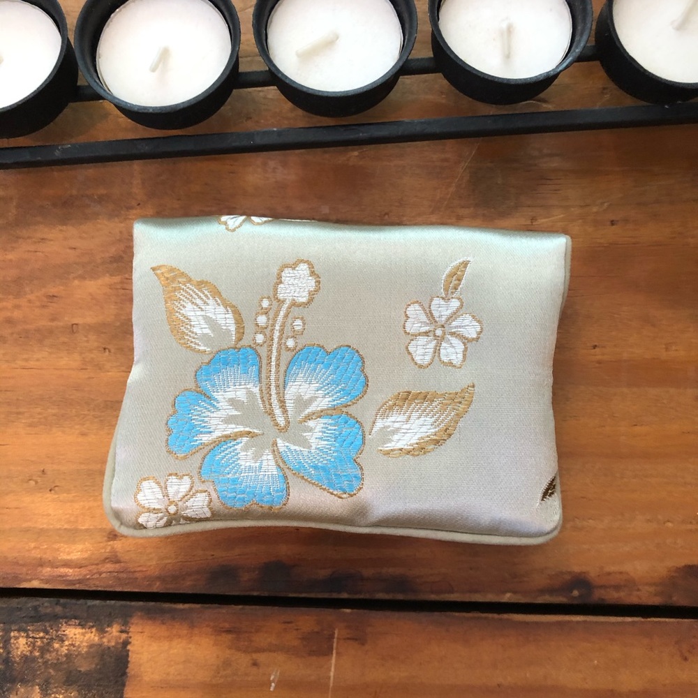Small satin pouch - Picture 2 of 6